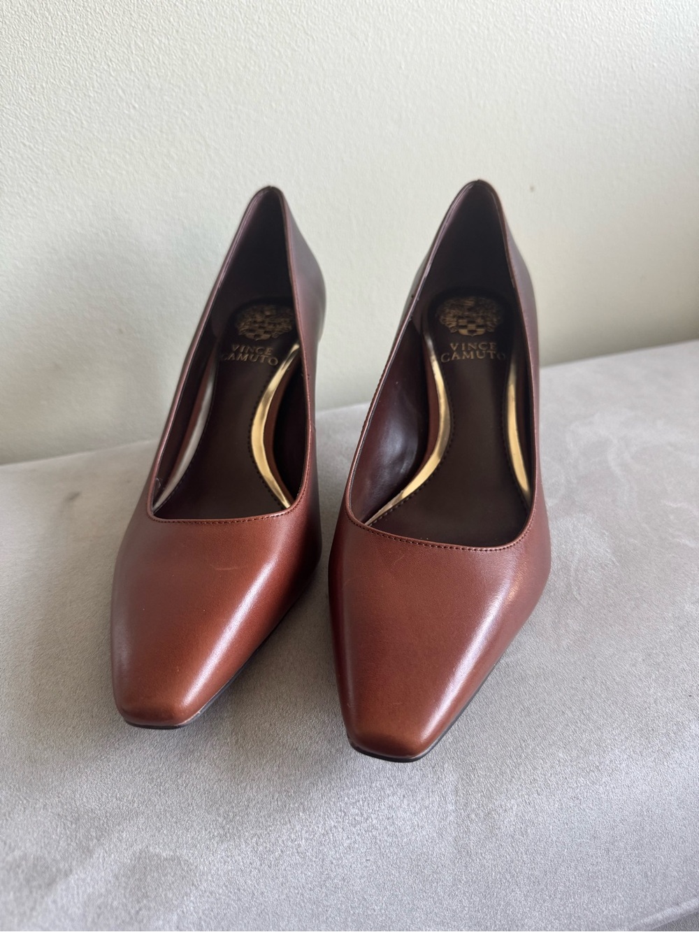 New never worn Vince Camuto Chestnut Brown Leather Pointed Pumps